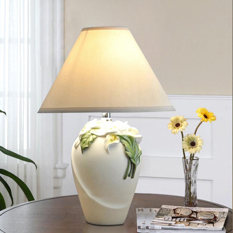 Lampe de table Calla Lily en résine, lampe de chevet à 1 ampoule, blanche, avec abat-jour conique en tissu