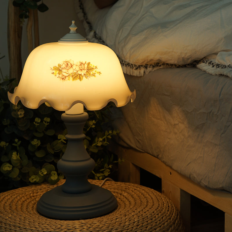 Lampada da comodino con bordo increspato, fiore americano, vetro bianco, lampada da comodino blu a 1 testa