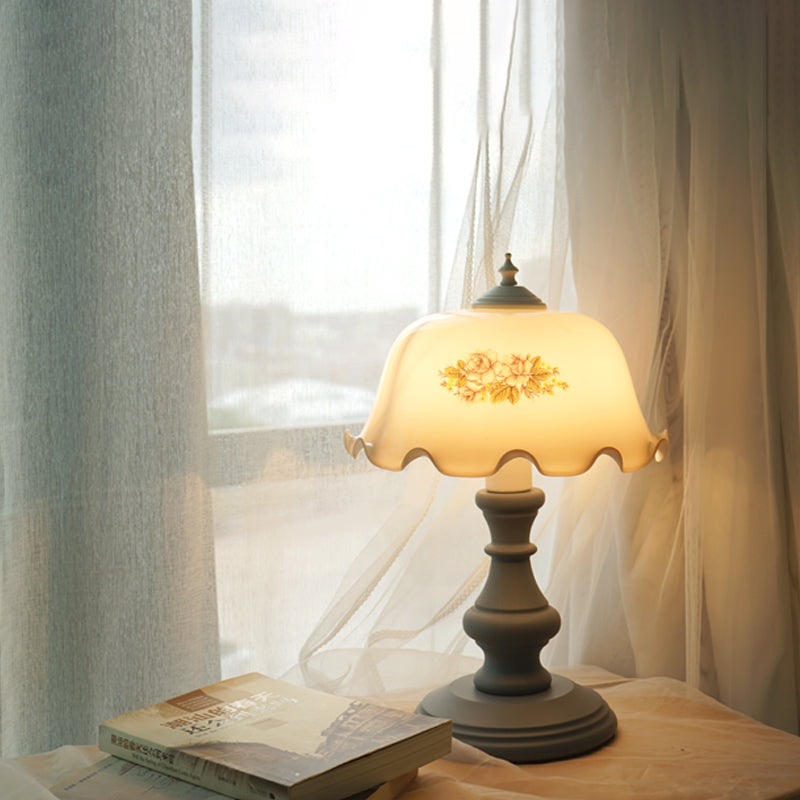 Lampada da comodino con bordo increspato, fiore americano, vetro bianco, lampada da comodino blu a 1 testa
