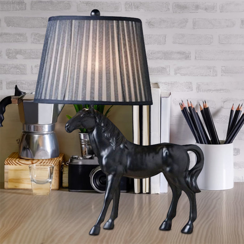Lampe de nuit Steed Parlor en résine rustique, 1 ampoule, lampe de table noire avec abat-jour en tissu froncé