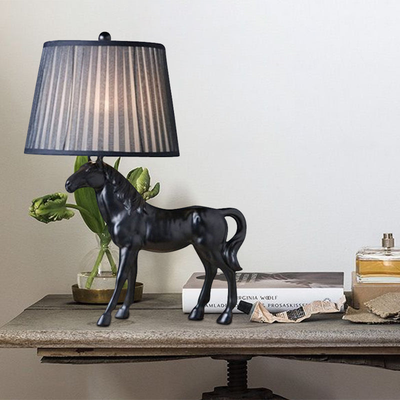 Lampe de nuit Steed Parlor en résine rustique, 1 ampoule, lampe de table noire avec abat-jour en tissu froncé