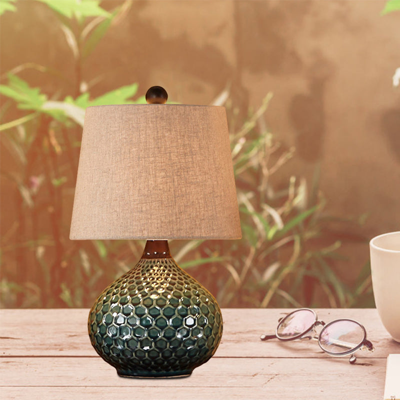 Lampada da notte in tessuto a tamburo affusolato Lampada da tavolo da soggiorno retrò a 1 luce in bianco/caffè con base in ceramica a cipolla