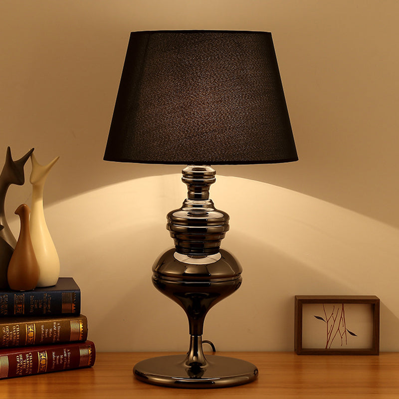 Lampada da tavolo conica in tessuto rustica a 1 lampadina da soggiorno, lampada da comodino con base in zucca in nero