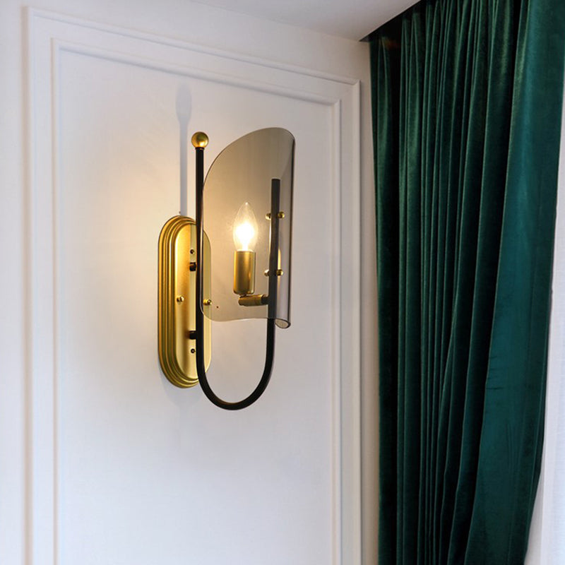 1-Licht-Hall-Wand-Lampe Mitte des Jahrhunderts Schwarz-Brass-Leuchtenbeleuchtung mit geschwungener rauchgrauer Glasschatten