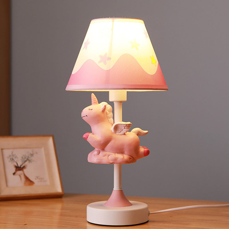 Camera da letto unicorno Night Light Resina Light Aftaio da cartone animato Lampada da tavolo in rosa/giallo/blu con tonalità in tessuto cono