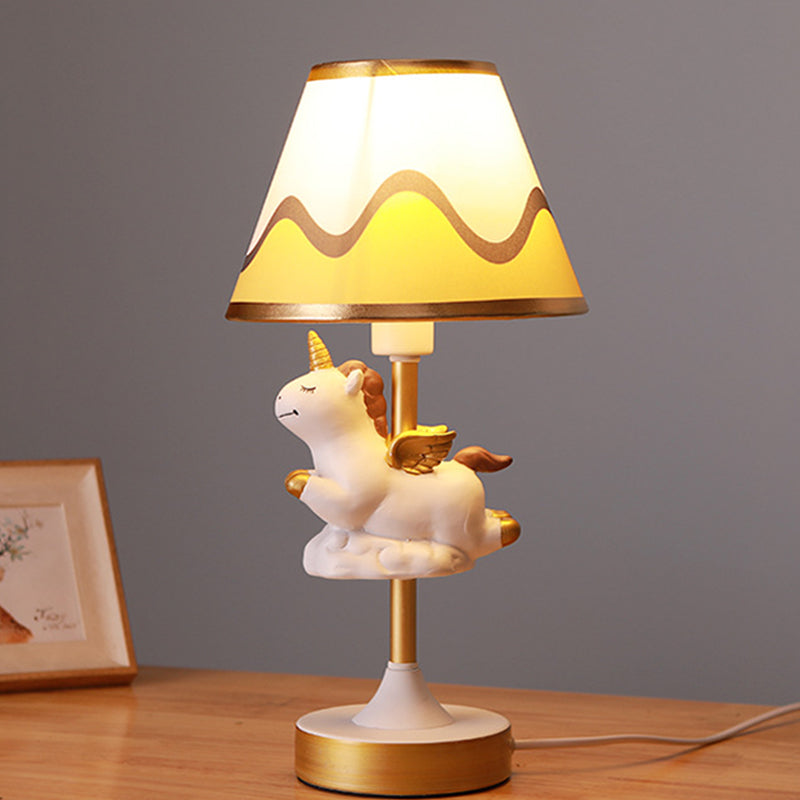 Camera da letto unicorno Night Light Resina Light Aftaio da cartone animato Lampada da tavolo in rosa/giallo/blu con tonalità in tessuto cono