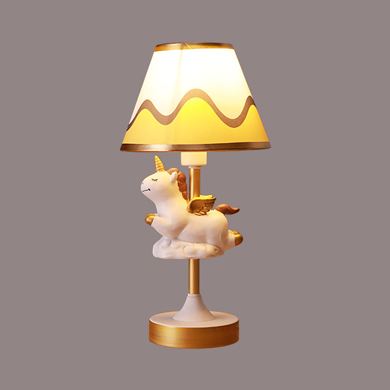 Camera da letto unicorno Night Light Resina Light Aftaio da cartone animato Lampada da tavolo in rosa/giallo/blu con tonalità in tessuto cono