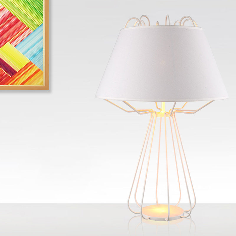 Frame tavolo da notte Luce modernista Irondista 1 lampadina lampada da notte bianca/nera con tonalità in tessuto