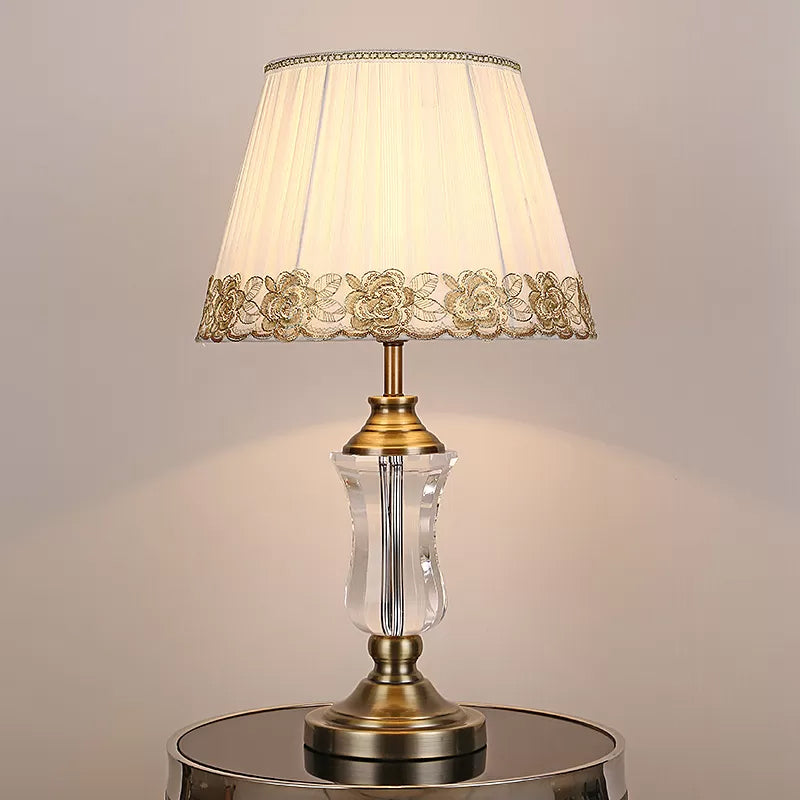 Barreau beige Lumière de nuit moderne 1 lampe de table en tissu léger avec support de lampe en cristal d'urne