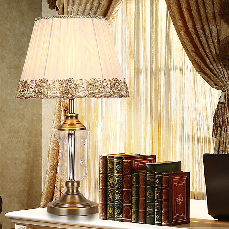 Barreau beige Lumière de nuit moderne 1 lampe de table en tissu léger avec support de lampe en cristal d'urne