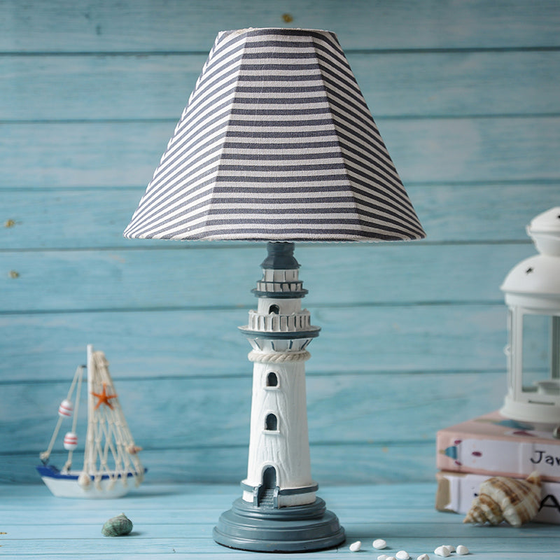 Lampada da tavolo per cameretta con luce notturna affusolata mediterranea in tessuto a 1 lampadina con motivo a torre/barca/striscia e base a faro