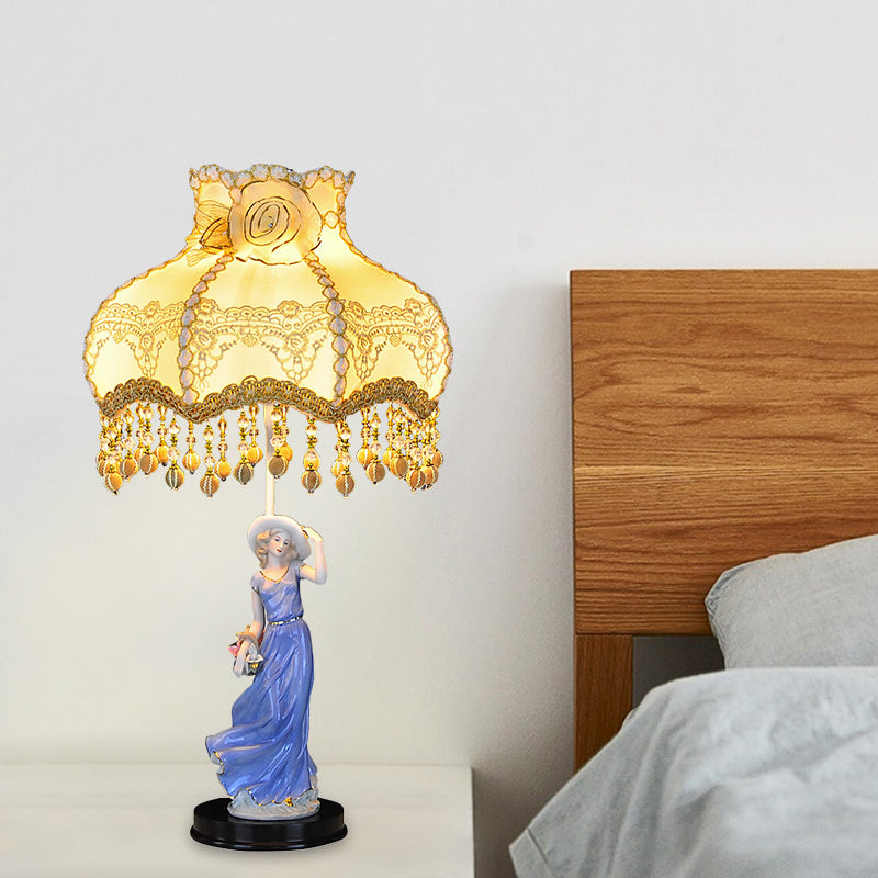 Lampada da tavolo pastorale donna notturna in ceramica beige a 1 lampadina con paralume in tessuto smerlato
