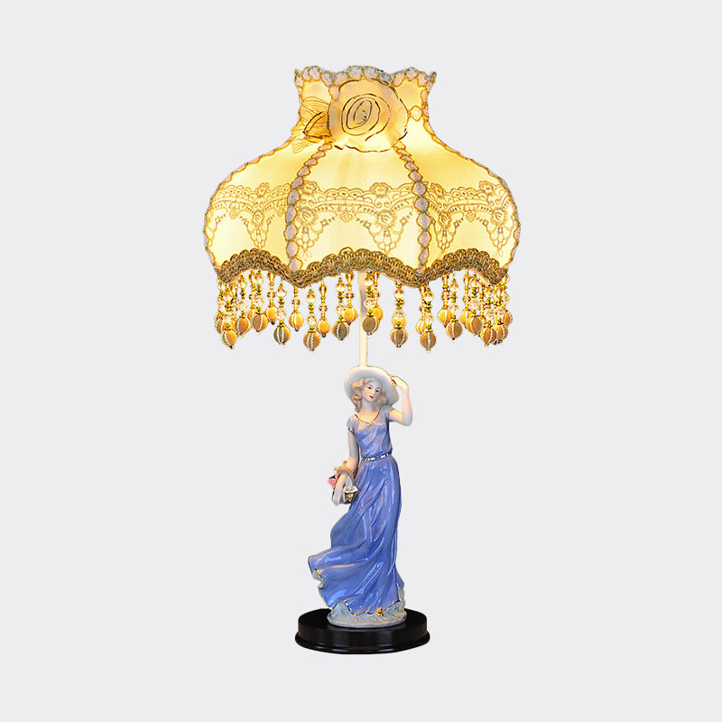 Lampada da tavolo pastorale donna notturna in ceramica beige a 1 lampadina con paralume in tessuto smerlato