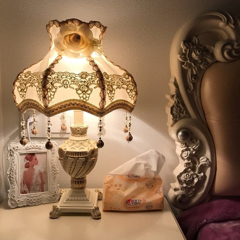 Lampada da tavolo a forma di urna in resina Stile pastorale 1 testa beige night luce con tonalità in tessuto