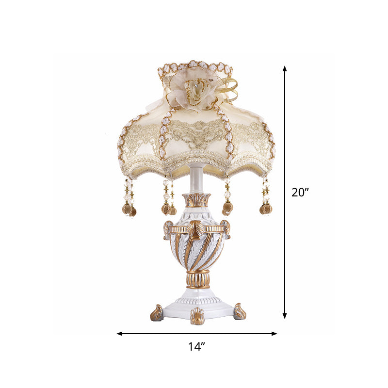 Lampada da tavolo a forma di urna in resina Stile pastorale 1 testa beige night luce con tonalità in tessuto
