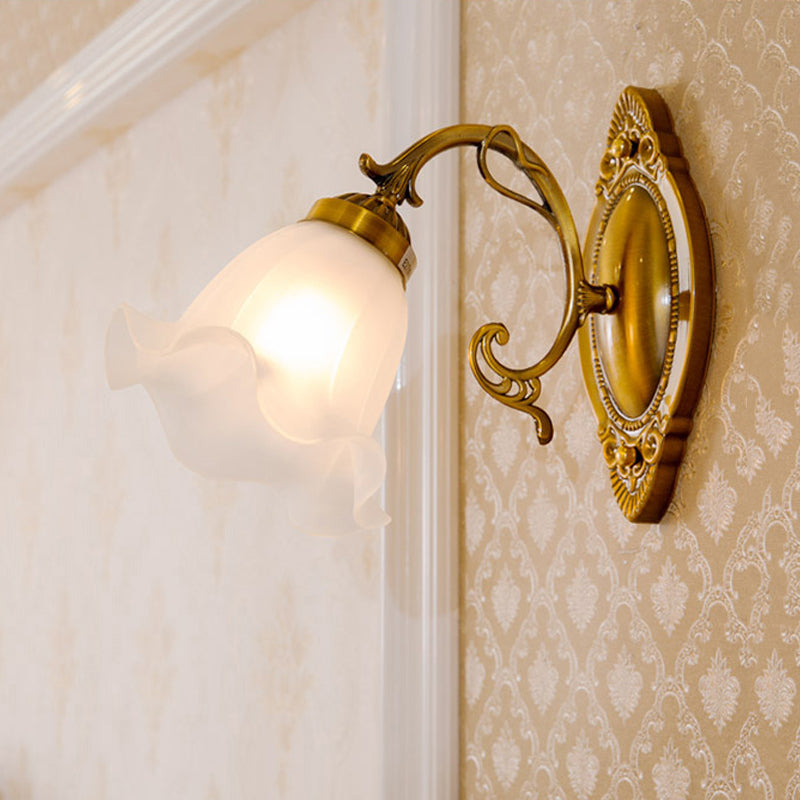 1 leichte Opal -Glas -Wandbeleuchtung Idee Traditionelle Messing/Bronze -Finishblume Innenwandhalterung Lampe