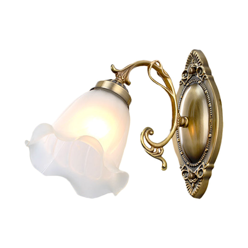 1 leichte Opal -Glas -Wandbeleuchtung Idee Traditionelle Messing/Bronze -Finishblume Innenwandhalterung Lampe