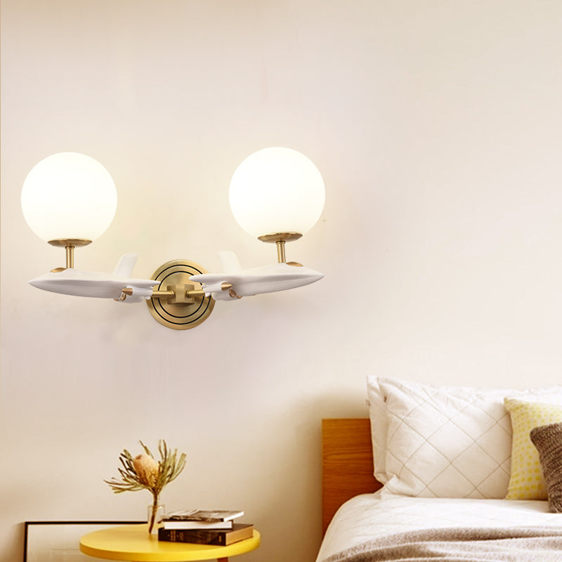 Base spaceship Kids Base Gold Wall Light Seguit 1/2 Bulbi Sconce Light con tonalità in vetro Cream Globe in bianco e oro