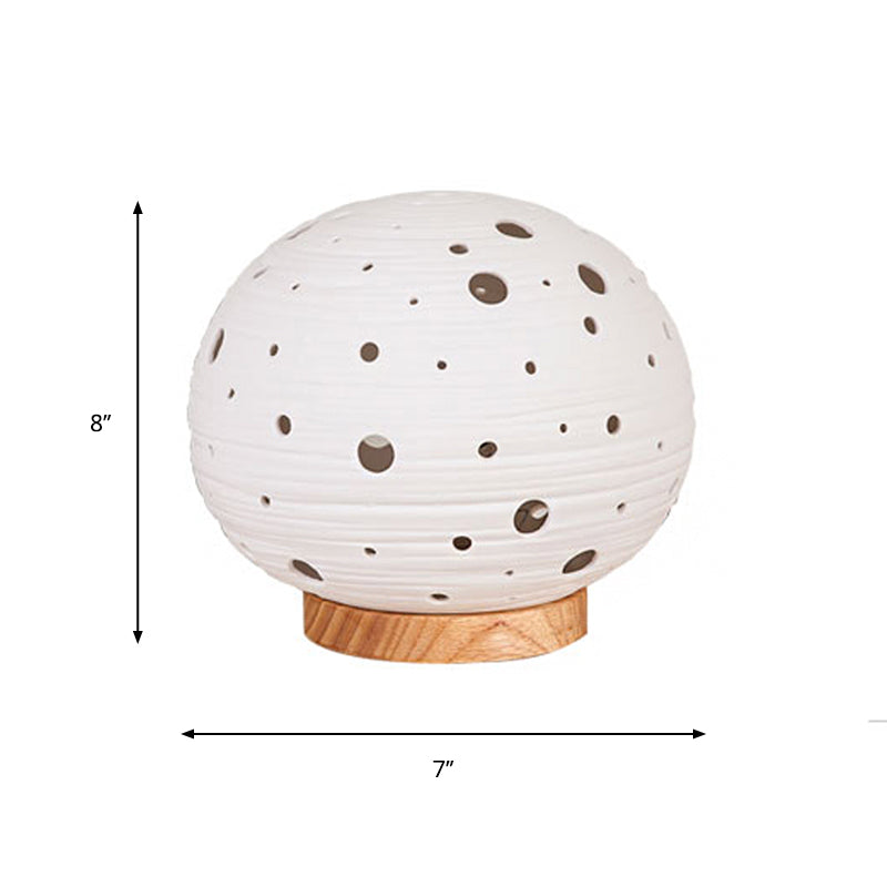 1 Kopfschlafzimmer Nachttisch Leichte zeitgenössische weiße Schreibtischlampe mit Laser-Kut-Ball-Keramikschatten