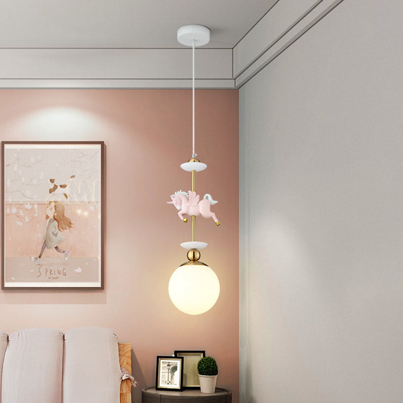 Globe moderne suspendu en verre clair 1 pendentif de tête de chambre à coucher avec décoration de licorne en rose