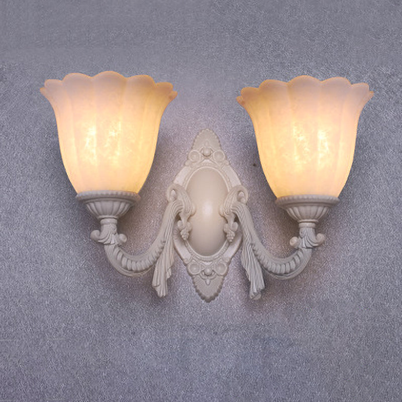 Flower White Glass Sconce Light Vintage 1/2-Bulb Sogrofende Illuminazione a parete con braccio curvo