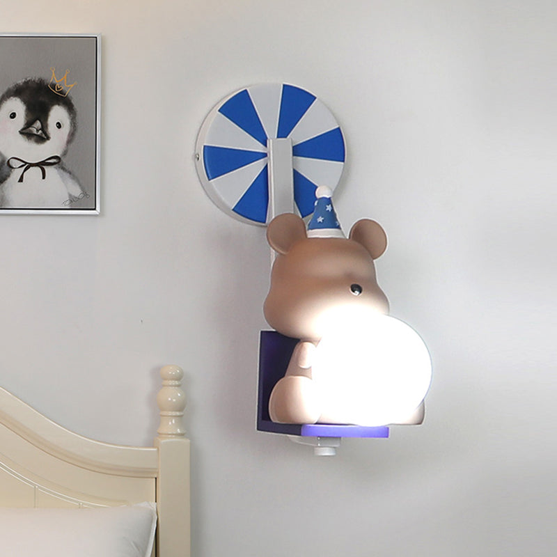 Orso di compleanno con in mano una lampada a parete in resina in resina a 1 luce rosa/blu lampada con tonalità in vetro di latte