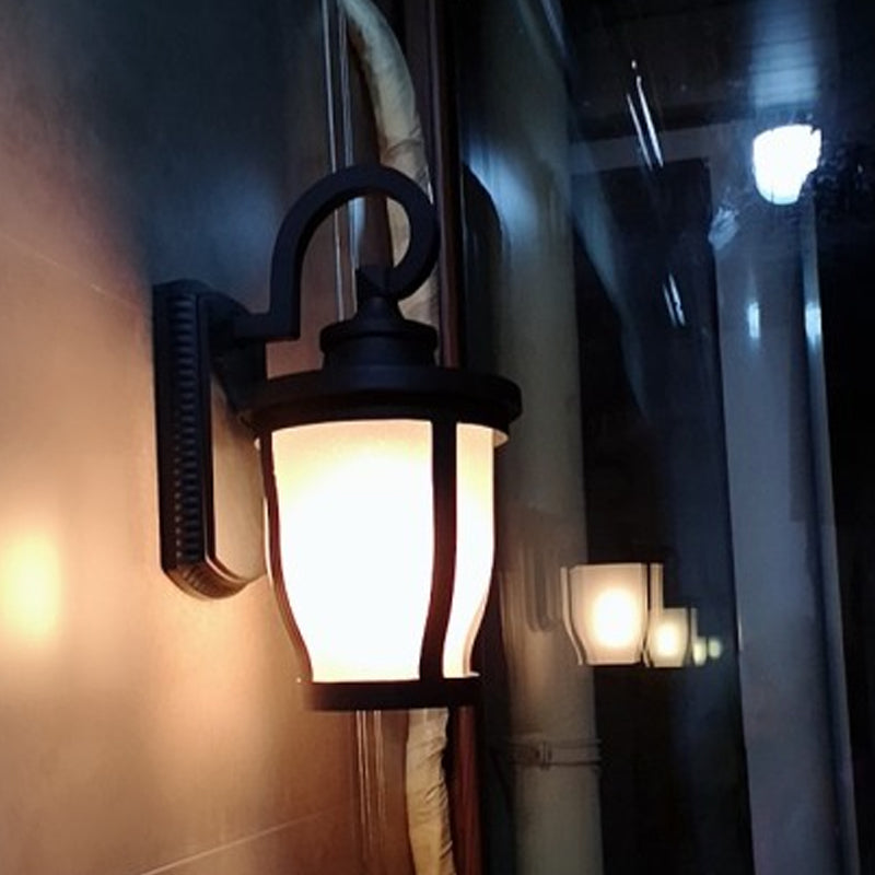 Luce a parete in metallo a braccio scorretto tradizionale 1 lampada da parete all'aperto leggera in nero con sfumatura in vetro smerigliata