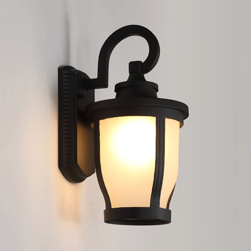 Luce a parete in metallo a braccio scorretto tradizionale 1 lampada da parete all'aperto leggera in nero con sfumatura in vetro smerigliata