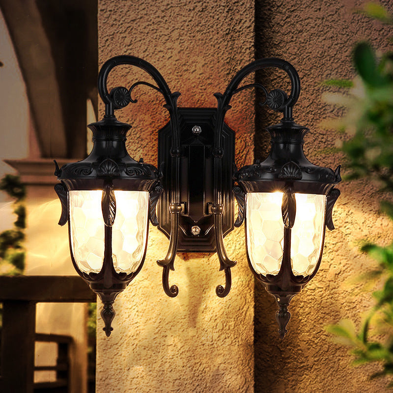 IJzeren zwart/bronzen wandgemonteerd licht gescrolde arm 2 lichten boerderijstijl SCONCE LAMP met heldere kuiltjes glazen schaduw
