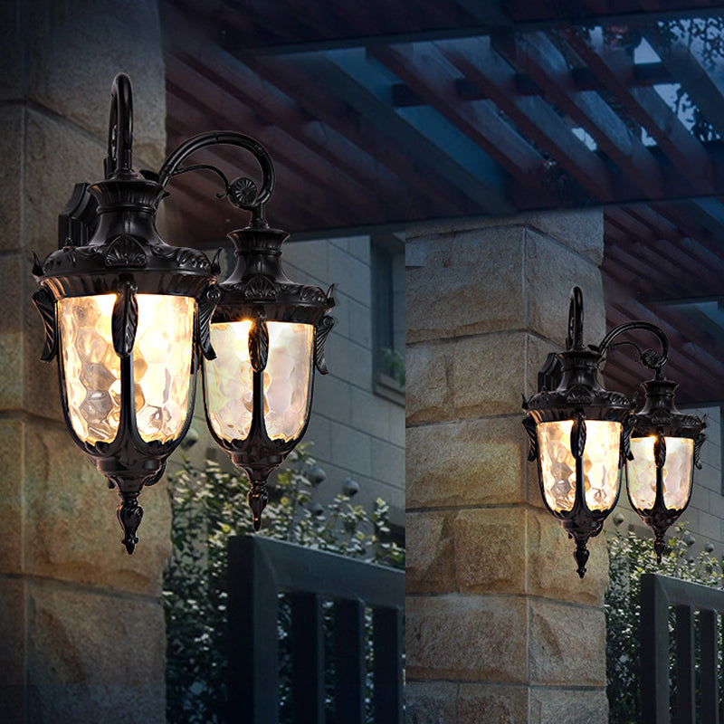 IJzeren zwart/bronzen wandgemonteerd licht gescrolde arm 2 lichten boerderijstijl SCONCE LAMP met heldere kuiltjes glazen schaduw