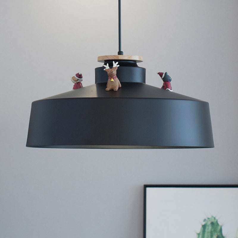 Nordic Barn Shade Eisen Anhänger Beleuchtung 1 Kopfsuspensionslampe in Schwarz/Weiß mit Weihnachtsstatue