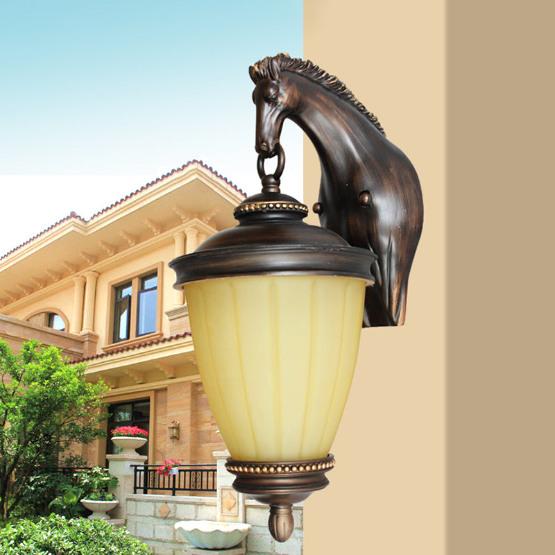 Geel glas urn wandlicht landelijk