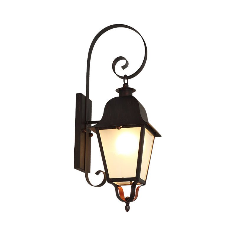 Cottage Curvy Wandlampe 1 Leichte metallische Wandleuchte mit Lantern gefrosteter Glasschatten in Schwarz