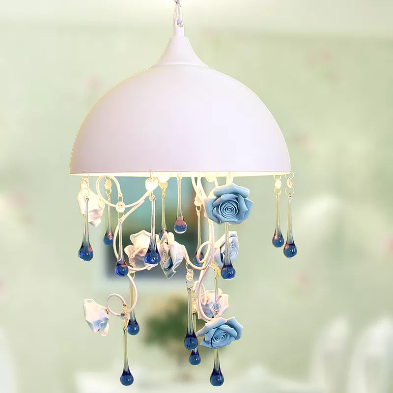 Kuppel Eisenanhänger Kronleuchter Modern 3 Lichter Wohnzimmer Drop -Lampe in Weiß mit Rosen- und Kristallakzent