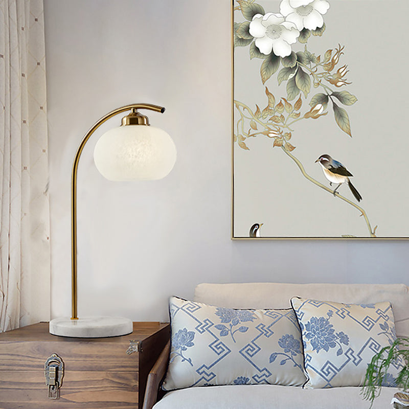 Domed White Glass Table Light Postmodern Single Head Brass Finish Desk Lamp voor studieruimte