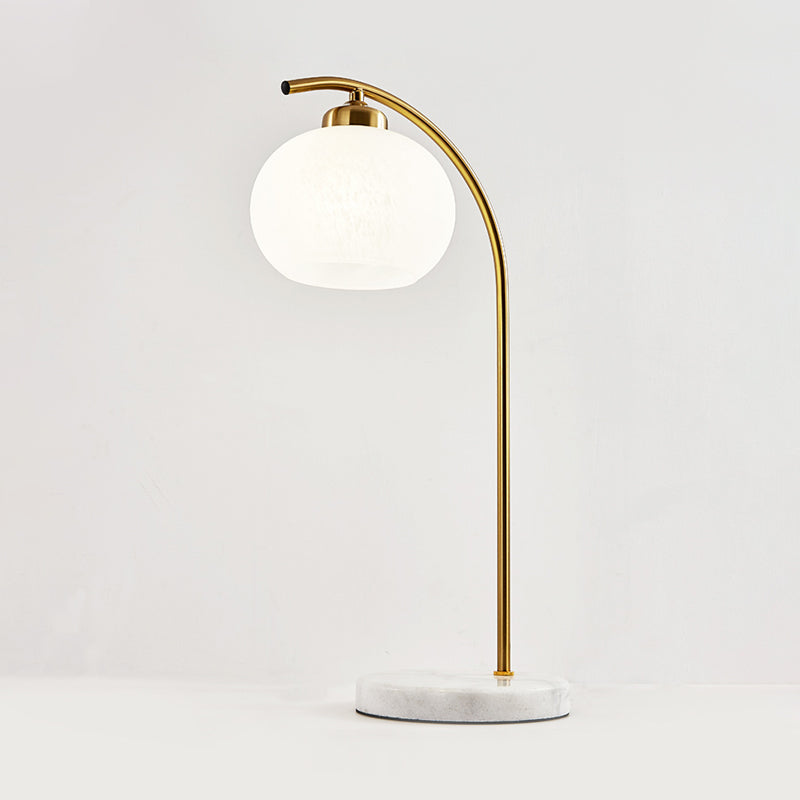 Domed White Glass Table Light Postmodern Single Head Brass Finish Desk Lamp voor studieruimte