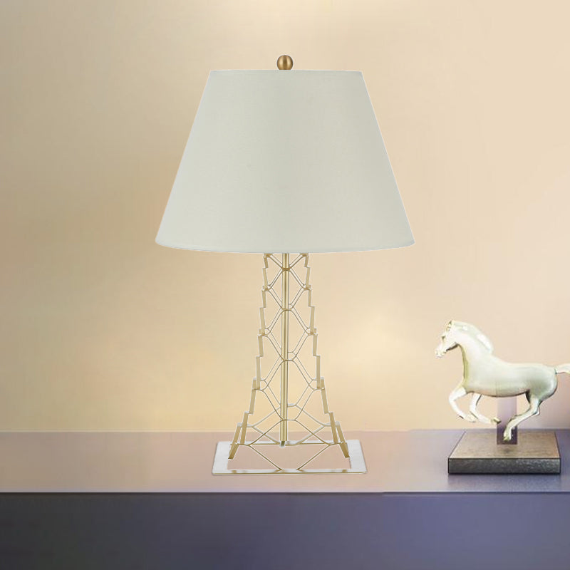 Lampada da tavolo con struttura a torre Lampada da notte moderna in metallo con finitura dorata a 1 lampadina con paralume conico in tessuto bianco