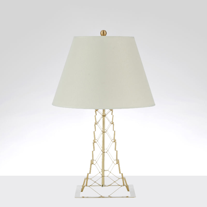Lampada da tavolo con struttura a torre Lampada da notte moderna in metallo con finitura dorata a 1 lampadina con paralume conico in tessuto bianco