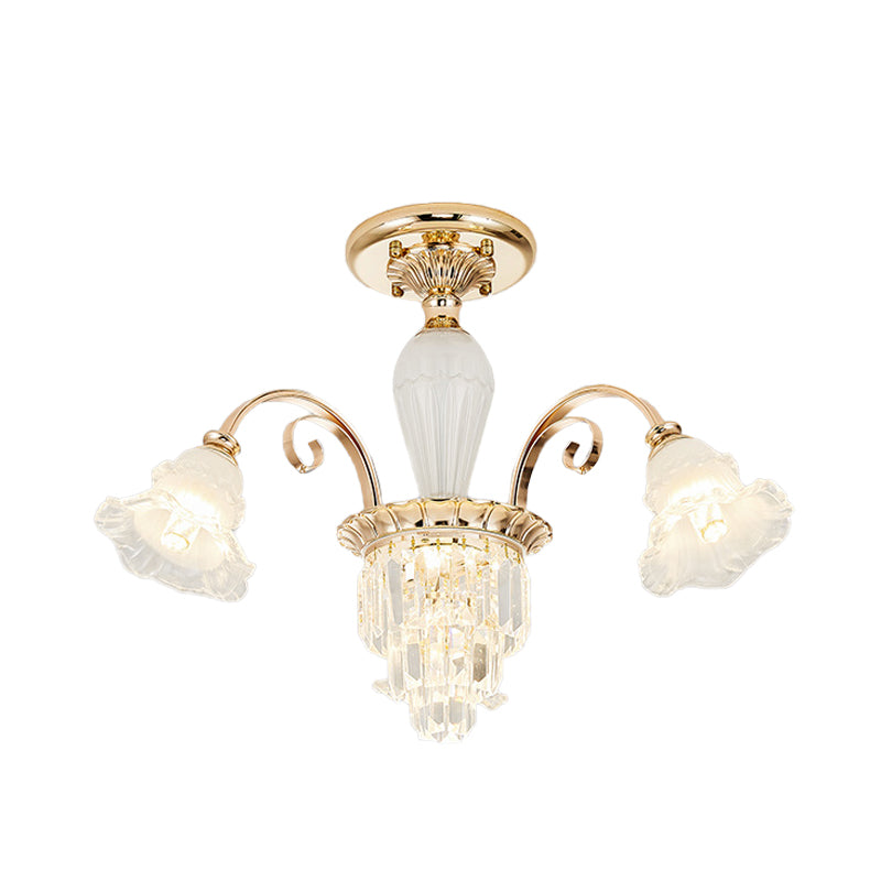 Zeitgenössische Blüte Semi Flush Light 3 Köpfe Opalglas Flush Mount Rampenlicht in Gold mit Kristalldekoration