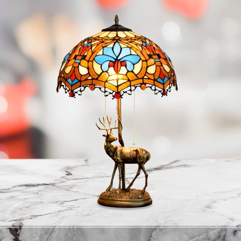 Wellenkantenkreuz-Schatten-Tisch-Licht 2-Kopf-Gelb-weiß/blau-brauner Tiffany Pull-Chain-Nachtlampe mit Hirschbasis