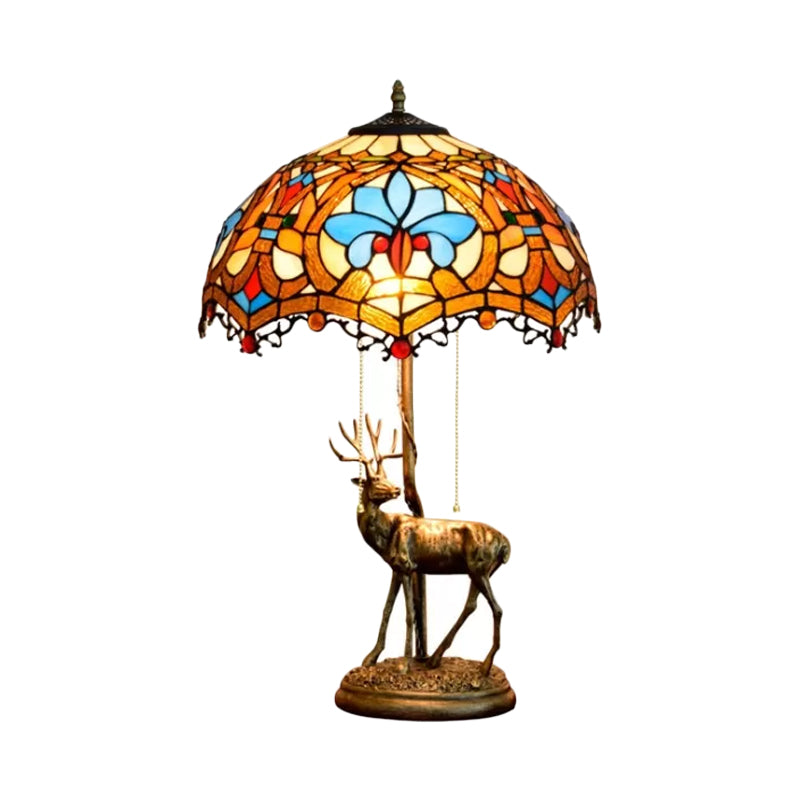Wellenkantenkreuz-Schatten-Tisch-Licht 2-Kopf-Gelb-weiß/blau-brauner Tiffany Pull-Chain-Nachtlampe mit Hirschbasis