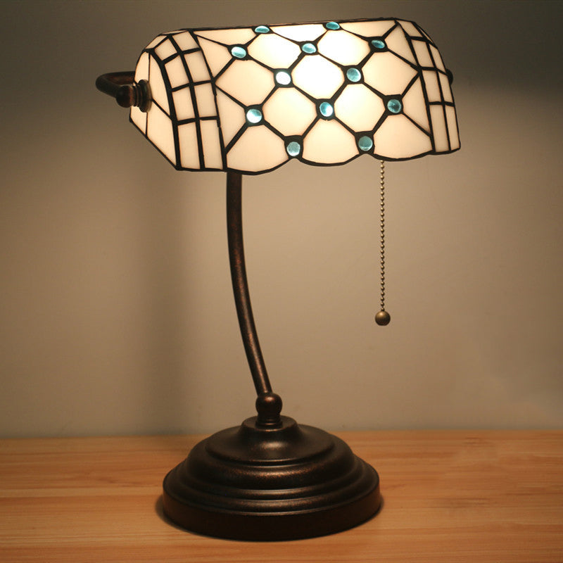 1 lampe de tâche Task Tiffany Style Bijoux en verre beige Pull Chain Night Table Table Éclairage en bleu / or avec bras incurvé