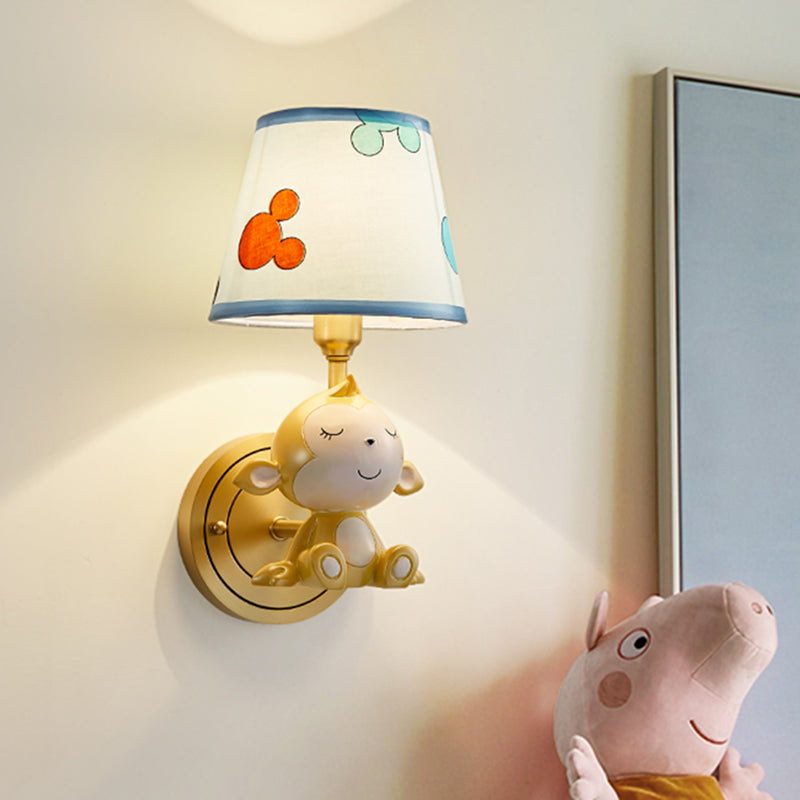 Monkey Creative Monkey Resin Wall Lighting 1 Light Sconce Light Seguit in oro con tonalità in tessuto