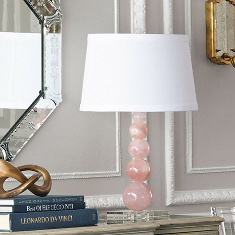 Lampada da comodino con paralume a botte Lampada da comodino bianca singola in tessuto modernista con supporto in vetro rosa con sfere