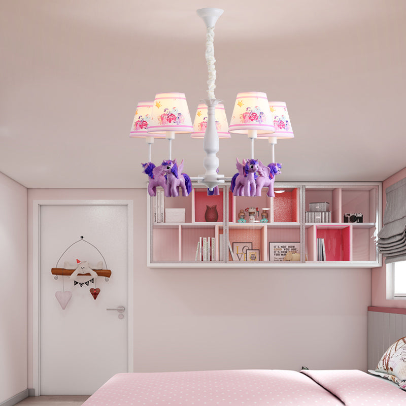 Cartoon konisch hängende Deckenleuchte 5 Lampenlampen Kronleuchterlampe mit Einhorn -Deco in Lila für Kinder Schlafzimmer