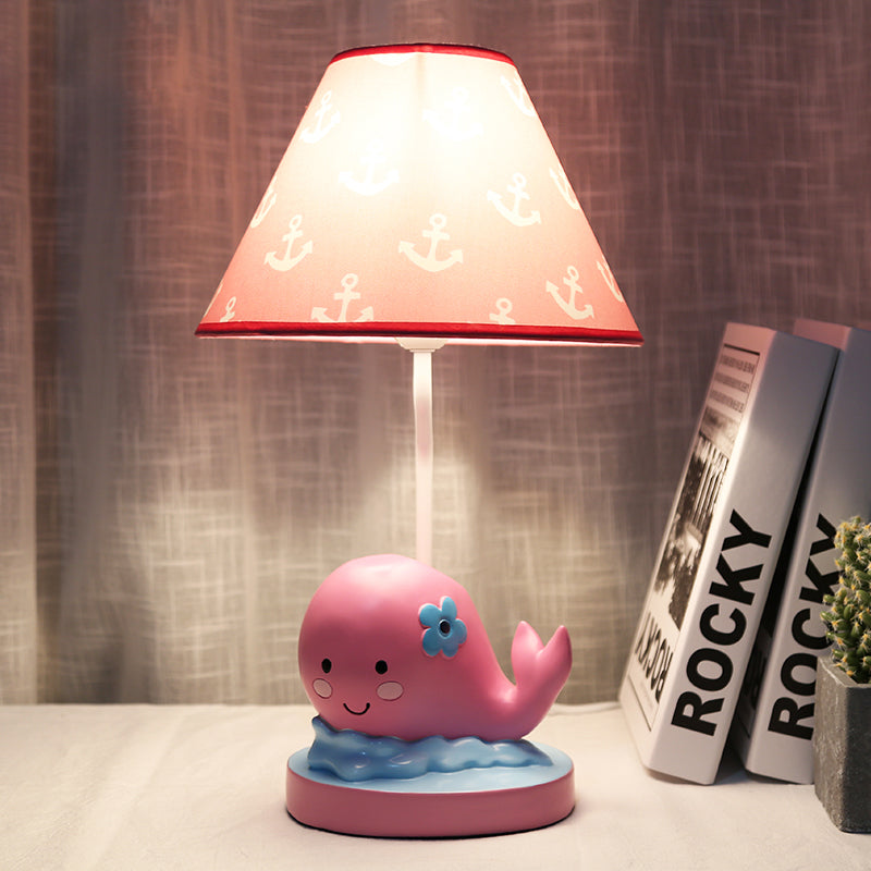 Caricaturé baleine petite lampe de bureau résine 1 lumière de nuit de chambre claire avec une nuance de tissu baril en rose