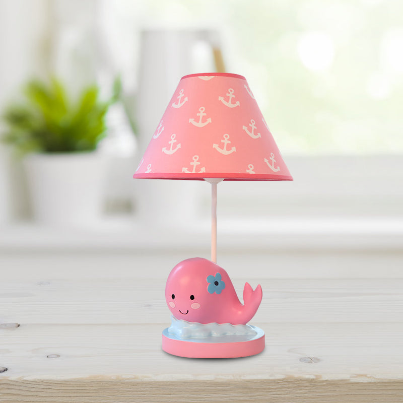 Caricaturé baleine petite lampe de bureau résine 1 lumière de nuit de chambre claire avec une nuance de tissu baril en rose