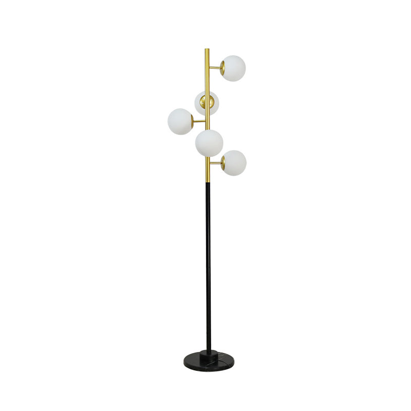 Luce del pavimento dell'albero oro nero semplicità a 5 bulboni in piedi su lampada in piedi con beige/latte bianco in vetro