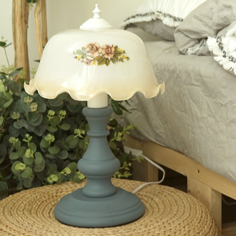 Lampada da comodino floreale blu a 1 testa Lampada da tavolo a cupola in vetro opale minimalista con base a balaustra