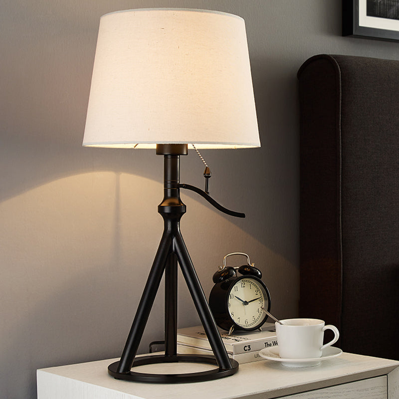 Luz de mesa de tambor cónica blanca de tela minimalista lámpara de noche de un solo dormitorio con soporte de tri-leg negro